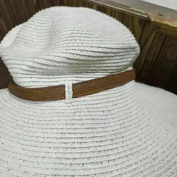 Nine West floppy hat. Cream w brown belt like band.Packable. - Picture 3 of 6